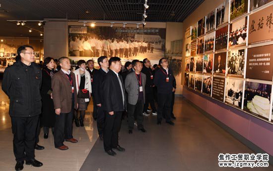 参加培训党员干部在兰考县展览馆深切缅怀焦裕禄同志的光辉一生.JPG