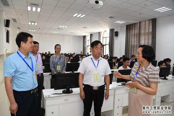 省招办主任朱玉山检查我省专升本考试评卷工作.JPG