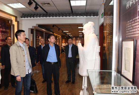 潘送球副院长一行参观河南招生考试文化展.JPG