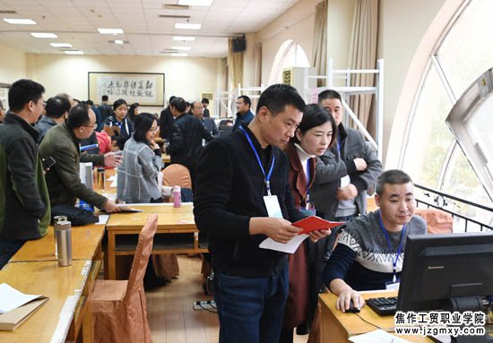 普通中专学校办理相关招生录取手续现场.JPG