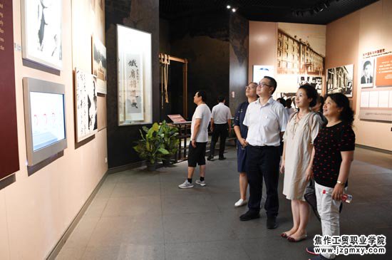 学员们在嘉兴南湖革命纪念馆接受党性教育2.JPG