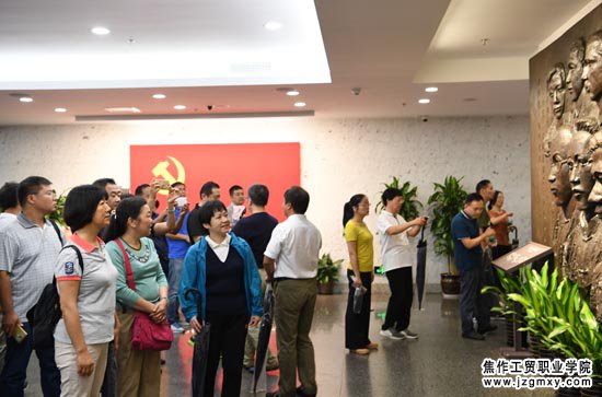学员们在嘉兴南湖革命纪念馆接受党性教育.JPG